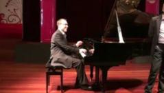 Jean-François Zygel joue du piano debout...