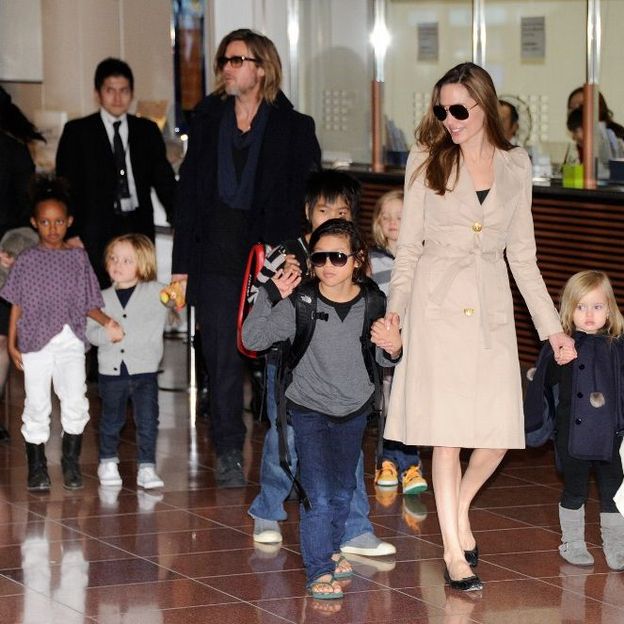 Angelina Jolie tourne avec sa fille Vivienne (à droite) dans 'Maleficent'.