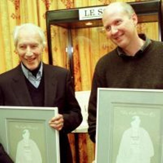 Henry Bauchau recevant le prix Rossel pour Antigone en 1997