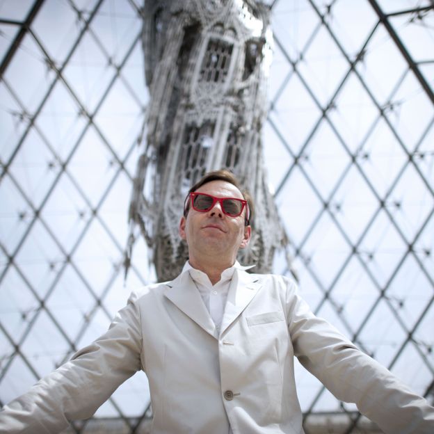 Wim Delvoye dans la Pyramide du Louvre
