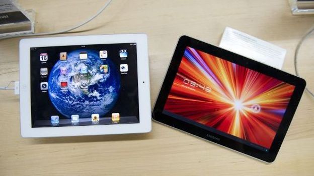 Un Galaxy Tab de Samsung à côté d'un iPad2 d'Apple