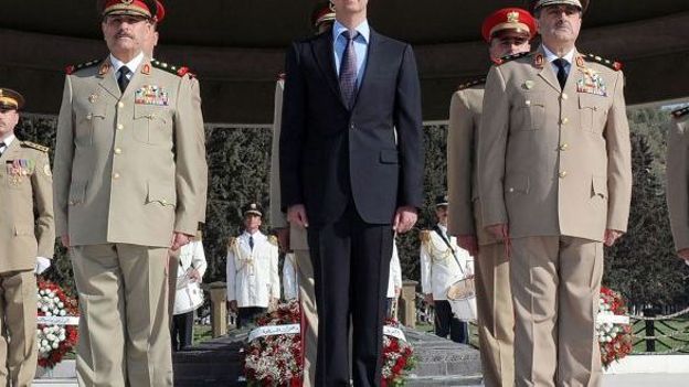 Le Président Bachar el Assad, le 6 octobre 2011, entouré par le ministre de la défense, le général Daoud Rahja, décédé ce mercredi (à droite) et par le général Fahid al-Freij, nommé nouveau ministre de la Défense ce mercredi