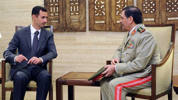 Au lendemain de l'attentat qui a coûté la vie au ministre de la Défense du régime, Bachar al-Assad a nommé son successeur lors d'une cérémonie dont la télévision syrienne a montré les images.