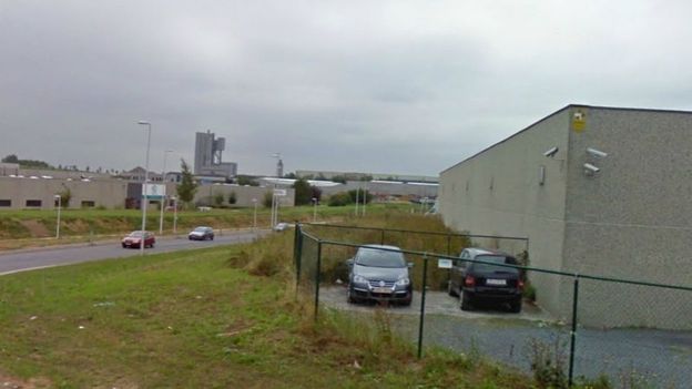 L’entreprise est située dans le zoning de Strépy.  