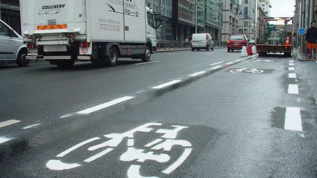 Rue de la Loi: une piste cyclable remplace une bande circulation