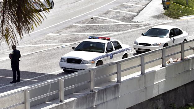 Illustration: deux voitures et un agent de la police de Miami