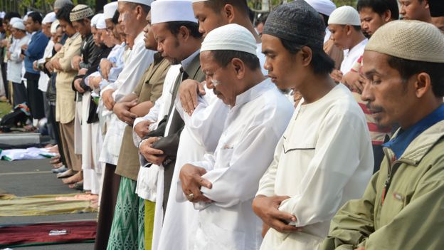 Illustration: des fidèles prient à Jakarta - Le professeur de religion islamique Mostafa El Hassani est clair par rapport aux émeutes qui ont suivi la diffusion du film islamophobe: "La religion condamne ce genre de violences"