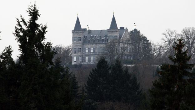 Intrusion de scouts dans le domaine royal de Ciergnon, confirmation du palais