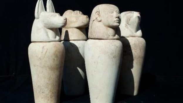 Des vases canope à l'effigie des qautre fis du dieu Horus