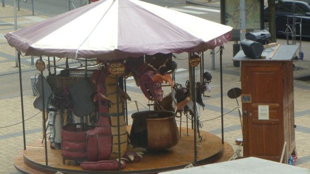 le Manège "fait main" est installé sur la Place Saint-Fiacre