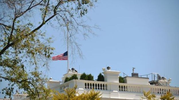 Drapeau en berne à la Maison Blanche à Washington