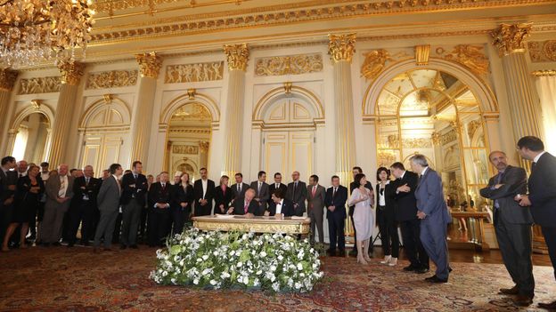 Le Roi signe la réforme de l'Etat, le Vlaams Belang manifeste