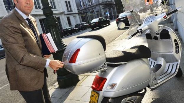 M. Wathelet, l'un des deux ministres des Réformes institutionnelles, à son arrivée à la réunion de la "comori"