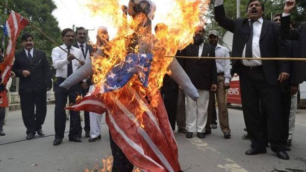 Pakistan: des manifestants brûlent un drapeau américain et des effigies de Barack Obama et du pasteur Terry Jones