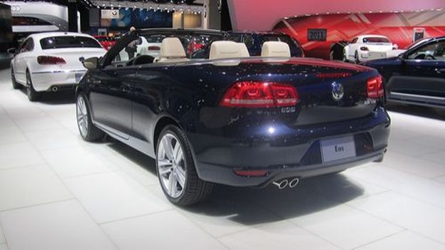 L'ambassadeur de France en Allemagne gagne un cabriolet lors d'une tombola