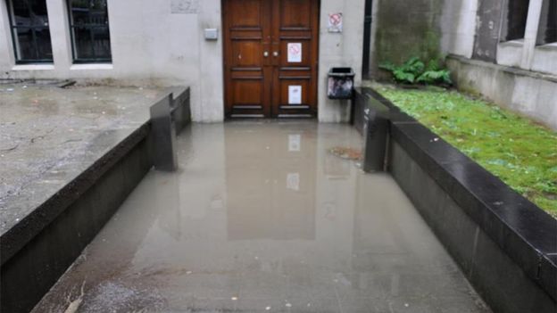 Inondations devant l'entrée du bâtiment des inscriptions de l'ULB