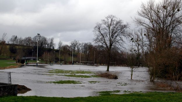 Plusieurs champs du Nord de la province de Namur se sont transformés en petits lacs, le temps d'une averse.