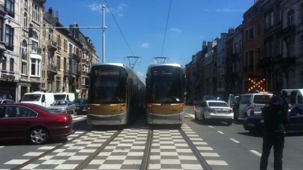Selon des témoins, la victime a traversé le passage pour piétons alors que le feu était vert pour ces derniers et rouge pour le tram
