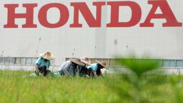 Les jardiniers entretiennent les plantations près de l'usine Honda dans la province de Guangdong