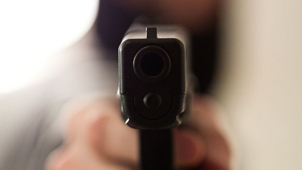 L’homme a d’abord menacé les ambulanciers puis les policiers appelés sur place.