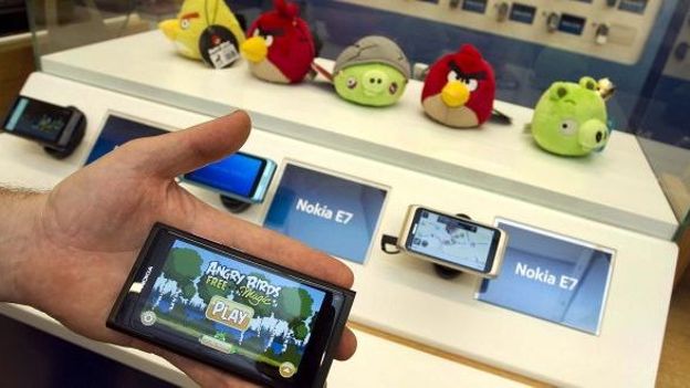Illustration: la populaire application Angry Birds sur un smartphone Nokia