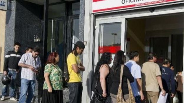 File de chômeurs devant un office de l'emploi espagnol