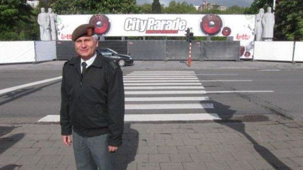 Le colonel Thierry Babette devant l'entrée contestée de la City parade