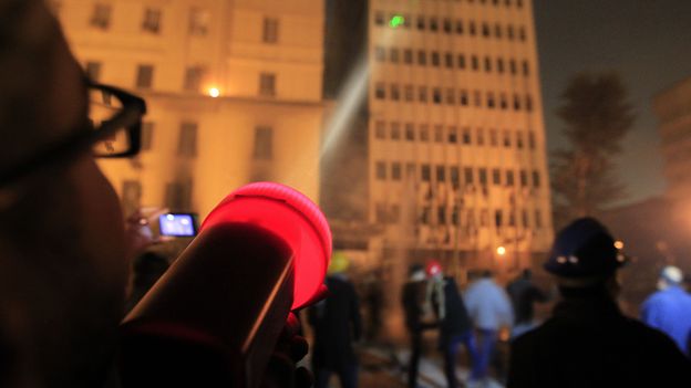 Un homme pointe un laser en l'air (illu.)