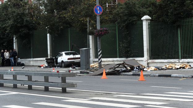 Il ne reste pas grand chose de l'abribus heurté par le chauffard et sous lequel se trouvaient dix adolescents