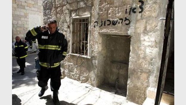 L'inscription en hébreu "dégagez de notre quartier", sur le mur d'un bâtiment incendié à Jérusalem