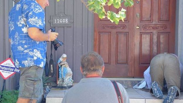Les journalistes encerclent la maison du producteur à Cerritos