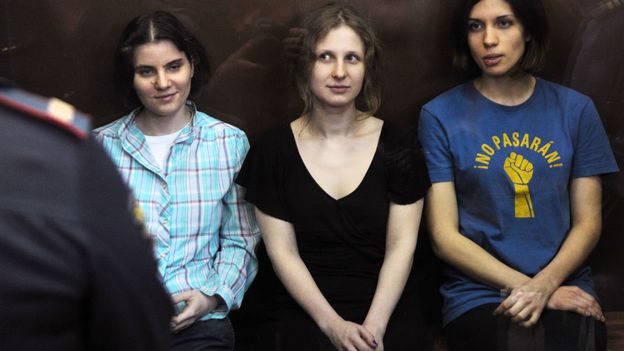 Russie: les membres de Pussy Riot jugées "coupables de hooliganisme" 
