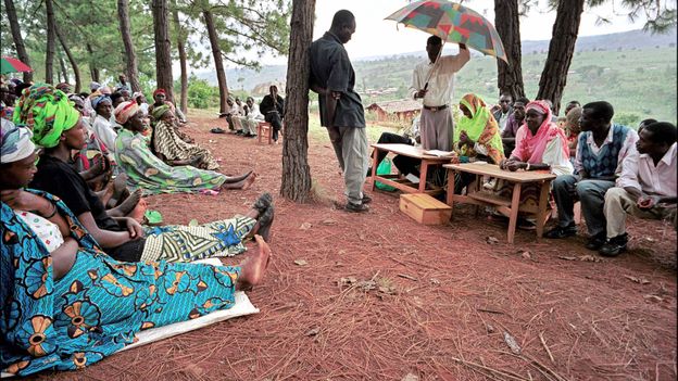 Un tribunal gacaca en 2003 au Rwanda