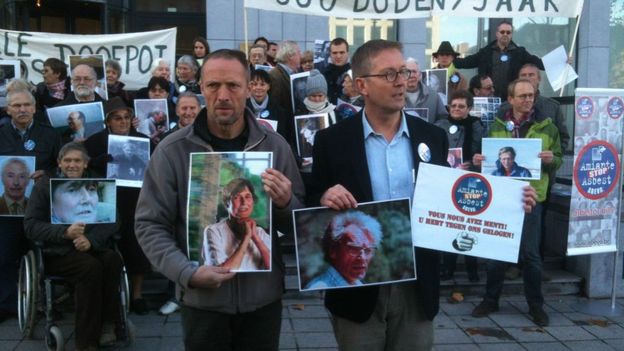 Les parents des victimes à l'entrée du tribunal où se tient le procès de l'amiante