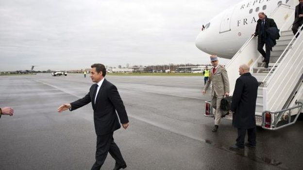 Nicolas Sarkozy sortant de son avion en janvier dernier