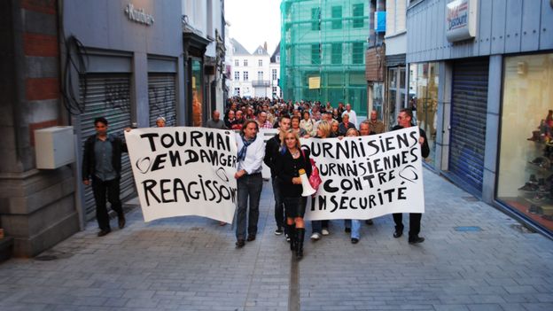 Ils étaient près de 200 à marcher dans les rues de Tournai ce mardi soir.