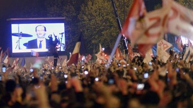 Le discours de François Hollande diffusé à Paris dimanche soir