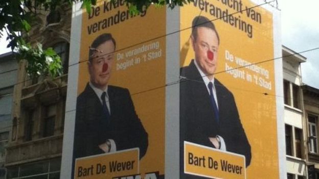 Sur ses affiches géantes, Bart De Wever a reçu un nez de clown