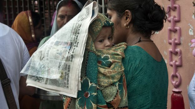 Illustration - Un couple indien vend un bébé pour payer le traitement médical de leur fils aîné