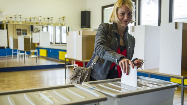 Une Slovène remet son bulletin dans l'urne