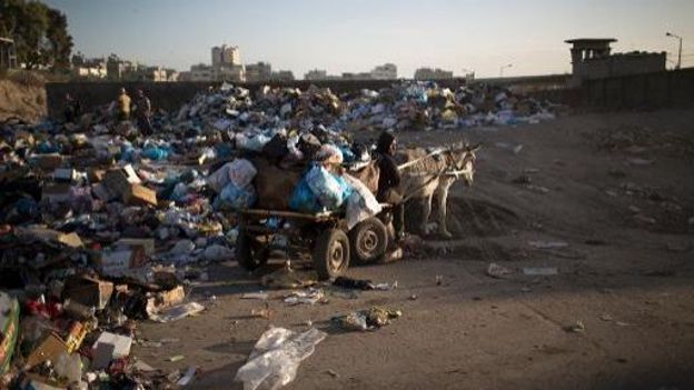 Un employé palestinien collecte des ordures avec sa charrette tirée par un âne, le 26 novembre 2013 à Gaza Un employé palestinien collecte des ordures avec sa charrette tirée par un âne, le 26 novembre 2013 à Gaza