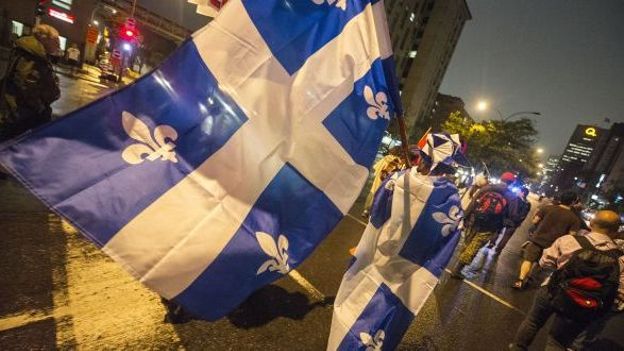Les étudiants manifestent, drapeau en tête et casseroles à l'appui