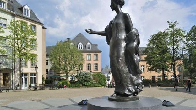 La statue de la grande-duchesse Joséphine-Charlotte sur la place Clairefontaine à Luxembourg