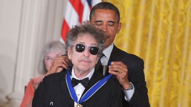 Barack Obama remet la plus haute distinction américaine à Bob Dylan