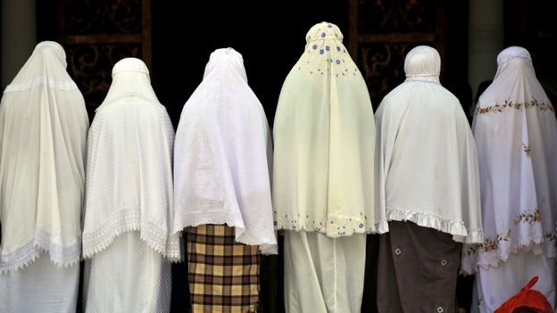 Dans la province d'Aceh, les règles vestimentaires sont strictement régies par la loi islamique
