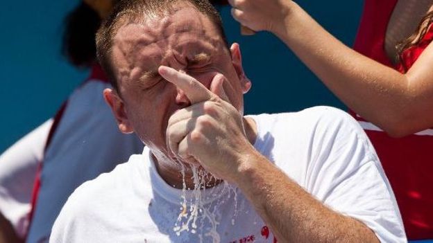 Joey Chestnut en pleine performance