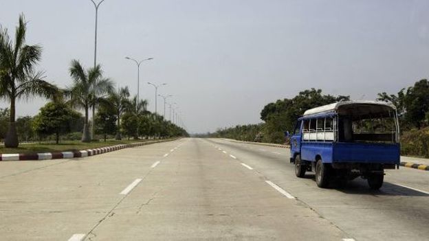 Une route birmane près de la capitale, Naypyitaw