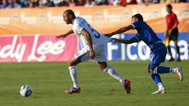 Victor Bernardez ici en blanc a ouvert le score pour le Honduras face au Salvador