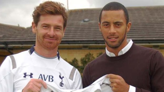 Moussa Dembélé pose en compagnie de son nouveau coach André Villas-Boas
