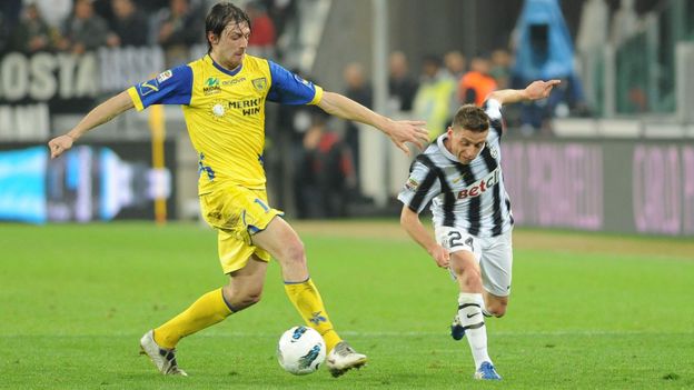 Francesco Acerbi, ici à gauche avec Emanuele Giaccherini de la Juventus, rejoint l'AC Milan
